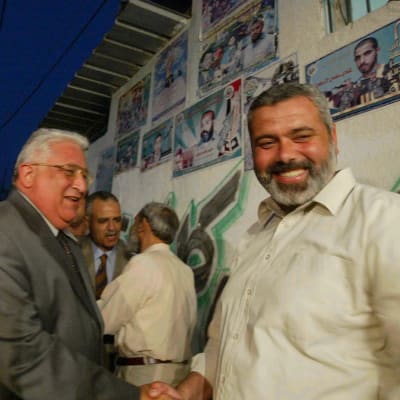 Hamas politiska ledare Ismail Hanyia skskar hand med ledaren för en egyptisk delegation till Gaza.