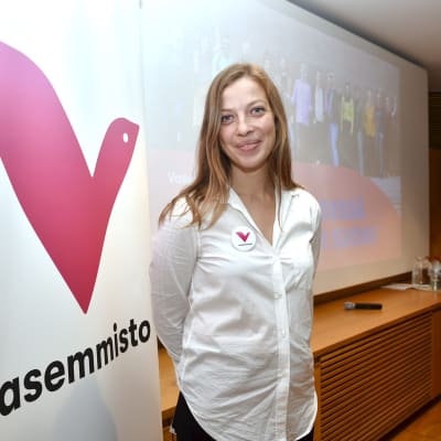 Vasemmistoliiton puheenjohtaja Li Andersson esitteli puolueen uutta visuaalista ilmettä tiedotustilaisuudessa