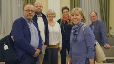 Avgående fullmäktigeordförande Anna-Maja Henriksson (SFP) omgiven av partikamraterna Conny Englund, Anders Sandlin, Jaana Silander, Marika Kjellman och Owe Sjölund. 