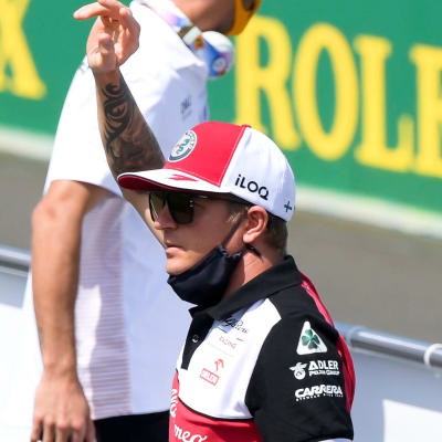 Kimi Räikkönen vinkar till fansen.