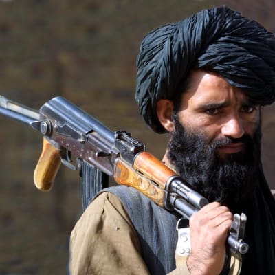 Taliban-sotilas Afganistanissa 21. marraskuuta 2001. 