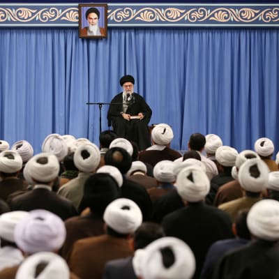 Irans ledare Khamenei talar inför publik.