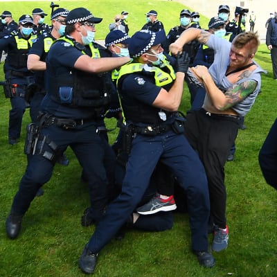 Mielenosoittaja ajautui käsirysyyn poliisien kanssa sotamuistomerkin edustalla Melbournessa Australiassa 5. syyskuuta 2020.