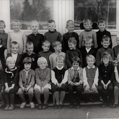 Mustavalkoinen koulukuva 1960-luvulta Vaasasta.