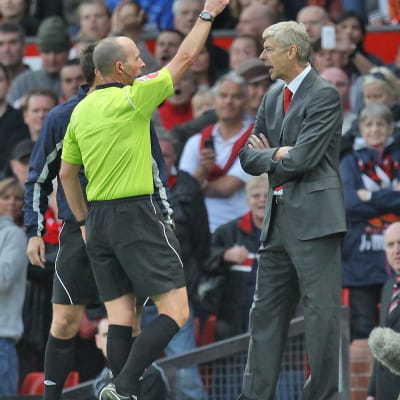Mike Dean visar upp Arsene Wenger på läktaren under en annan Premier League-match.