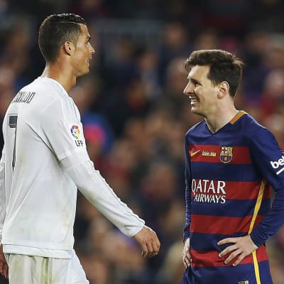Cristiano Ronaldo går mot Leo Messi.