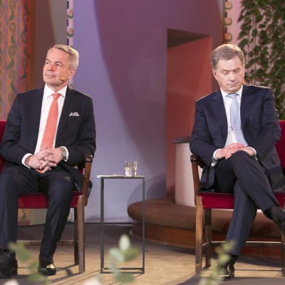 Pekka Haavisto ja Sauli Niinistö presidentinvaalitentissä Kallion kirkossa 2018.
