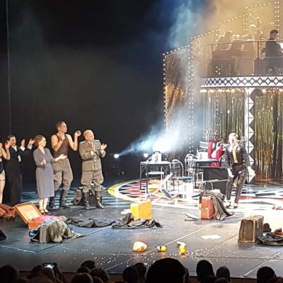 Rovaniemen Teatterin Cabaret-esityksen työryhmä kiittää yleisöä 26.10.2019.
