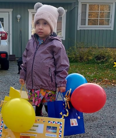 en flicka i lekåldern med ballonger