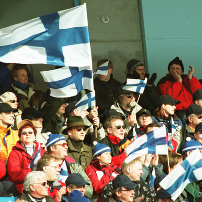 Kisayleisöä Lahden hiihtokisoissa vuonna 2001.