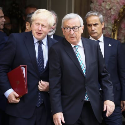 Britannian pääministeri Boris Johnson ja EU-komission puheenjohtaja Jean-Claude Juncker.