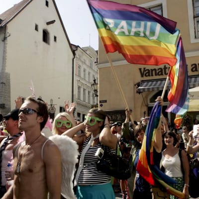 Deltagare i prideparaden promenerar i Tallinn med regnbågsflaggor den 11 augusti 2007. 