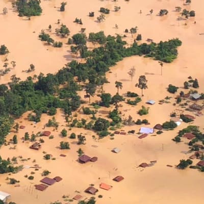 Ilmakuva tulvaveden valtaamasta alueesta Laosissa.