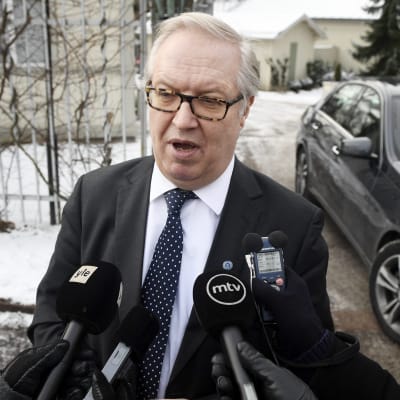 Sture Fjäder framför mikrofonerna utanför Villa Bjälbo.