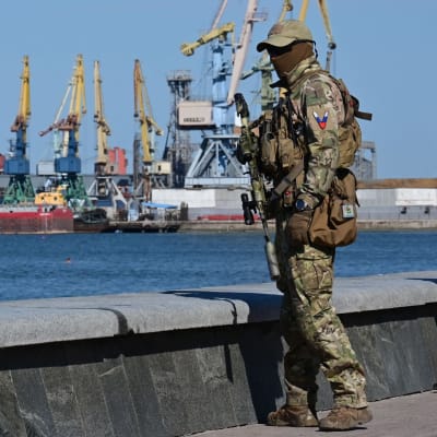 Venäläinen sotilas partioi satamassa Berdjanskissa Ukrainassa.