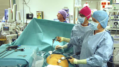 Blindtarmsoperation vid ÅUCS med kirurg Paulina Salminen, sjukskötare Eliisa Suvanto och sjukskötare Eeva Vuorio.