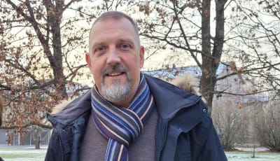 Vaasalainen kaupunginvaltuutettu ja kaupunginhallituksen varapuheenjohtaja Marko Heinonen seisoo pihalla talvitakki päällään