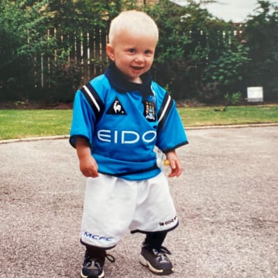 Erling Braut Haaland i Manchester Citys tröja som barn.