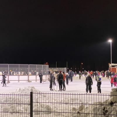 Luistelijoita pateniemen luistinkentällä.