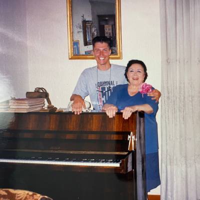 Tomi Mesäketo roomalaisen lauluopettajansa Tina Scapinin kanssa.