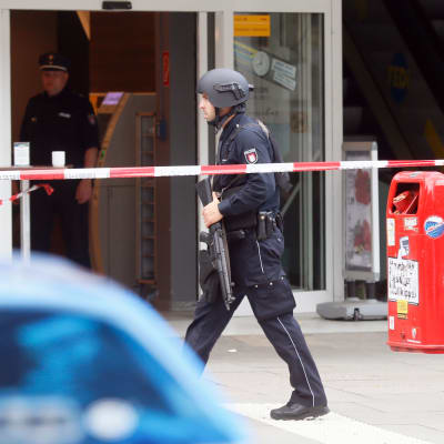 Tungt beväpnad Tysk polis efter knivattack i en matbutik i Hamburg 28.7.2017