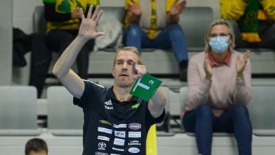 Marcus Sjöstedt pekar med handen.