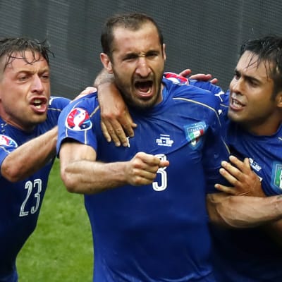 Giorgio Chiellini firar sitt mål i matchen mot Spanien.