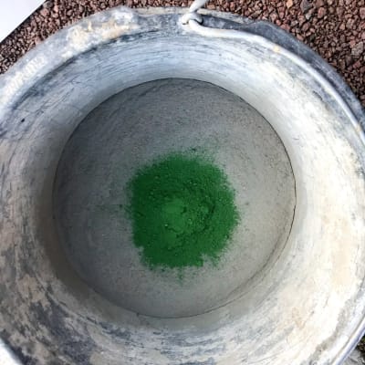 Grönt pigment i en hink