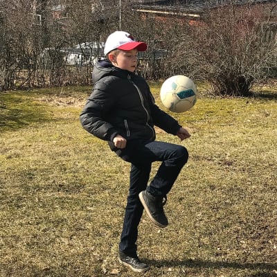 pojke dribblar med fotboll