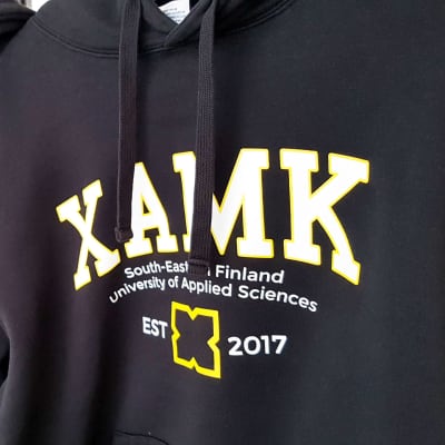Kaakkois-Suomen ammattikorkeakoulun mustia huppareita
