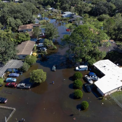 Orlandossa Floridassa asuinalue tulvii Ian-myrskyn jäljiltä.