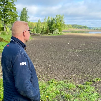 Jordbrukare Johan Cederberg i Pernå vid översvämmad åker