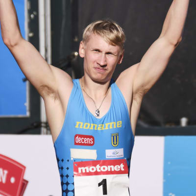Samuli Samuelsson med händerna i vädret efter rekordloppet i Jyväskylä i juli 2020.