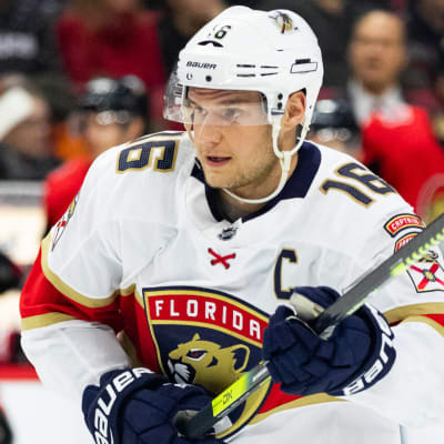 Aleksander Barkov skrinnar med klubban i vädret.
