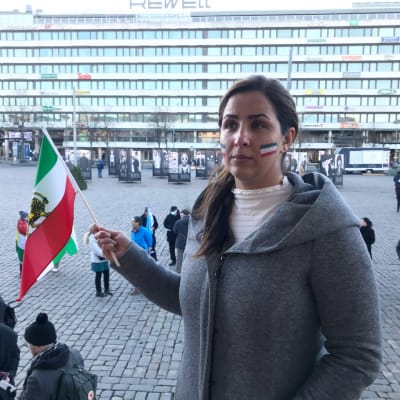 Soheila demonstrerar på Vasa torg mot styret i Iran.