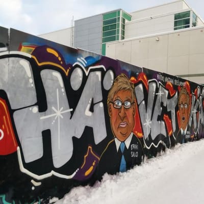 Graffittiverk med texten "Hävetkää"