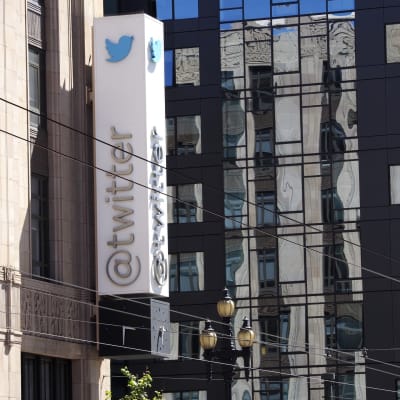 Twitters logo utanför kontoret.
