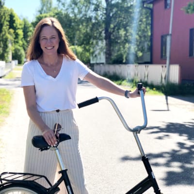 Sandra Strömvall med dotters återfunna cykel