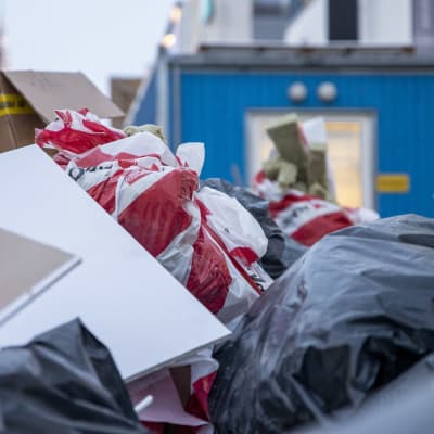 Ett lass avfall på en byggarbetsplats.