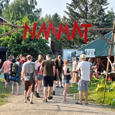 Rockestari Naamojen sisäänkäynti kesällä 2022.
