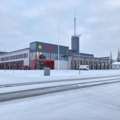 En brandstation i vinterlandskap. 