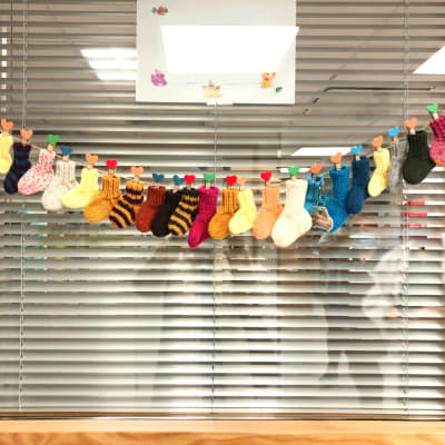 En rad med sockor på Lojo bb som visar hur många barn som fötts på avdelningen den månaden.