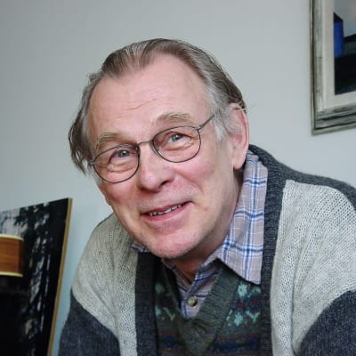 Käsitetaiteilija, emeritusprofessori Lauri Anttila.