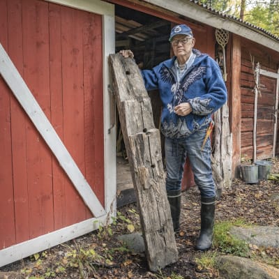 Matti Hietanen järeän kylkikaaren pätkän kanssa.