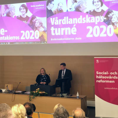Familje- och omsorgsminister Krista Kiuru (SDP) tillsammans med Thomas Blomqvist, minister för nordiskt samarbete och jämställdhet (SFP).