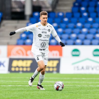 FC Hakas Eero-Matti Auvinen med bollen.