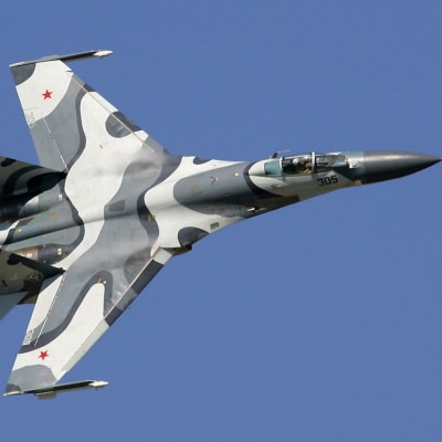 Sukhoi Su-27 i luften, planet är ett attack- och bombflygplan byggt i Ryssland.