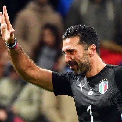 Gianluigi Buffon tar ett tårfyllt farväl av den italienska landslagsfotbollen.