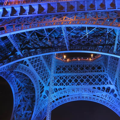 Eiffel-torni alhaalta kuvattuna.