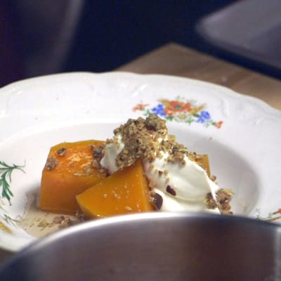 Pocherad pumpa med yoghurt och crumble